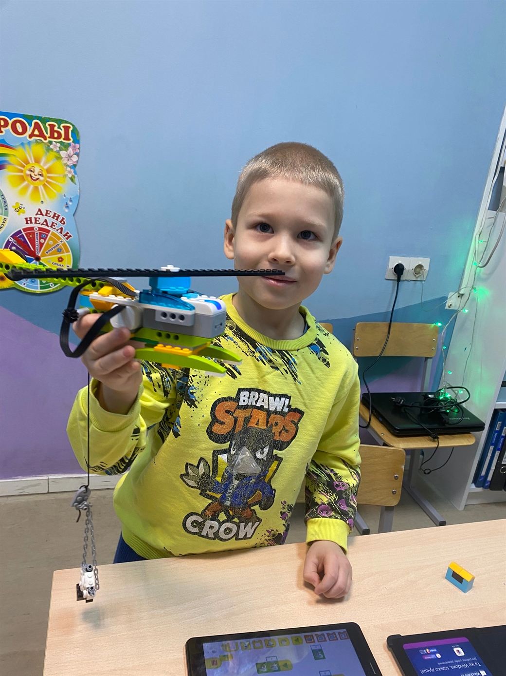Ученик показывает собранный из LEGO WeDo вертолёт