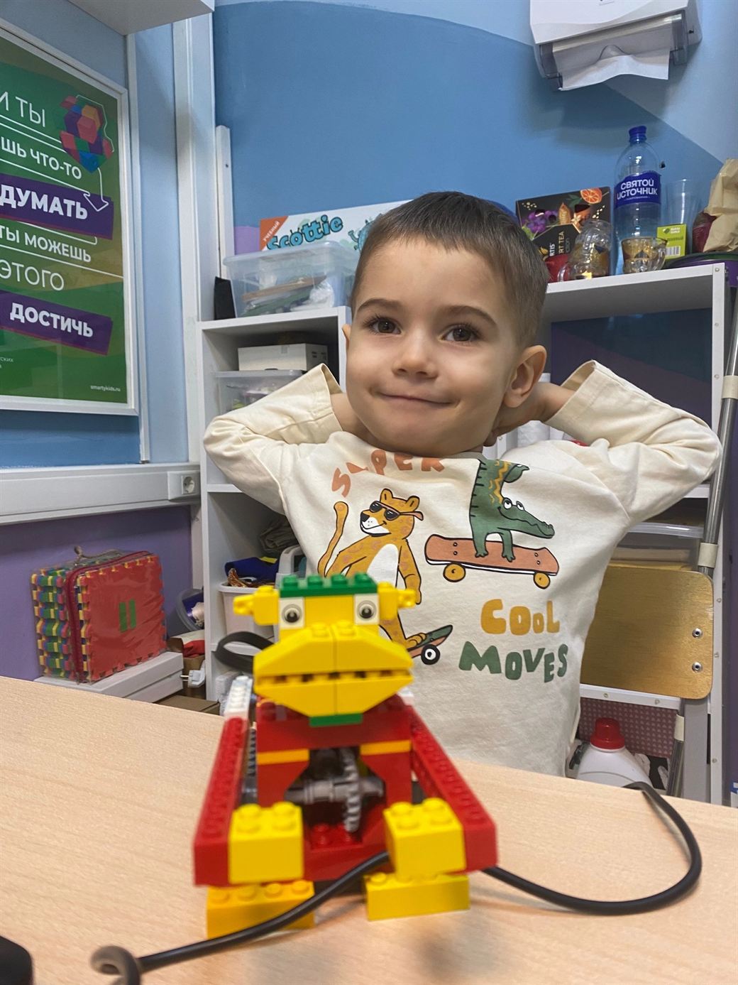 Ученик со своим готовым роботом из LEGO WeDo на занятии